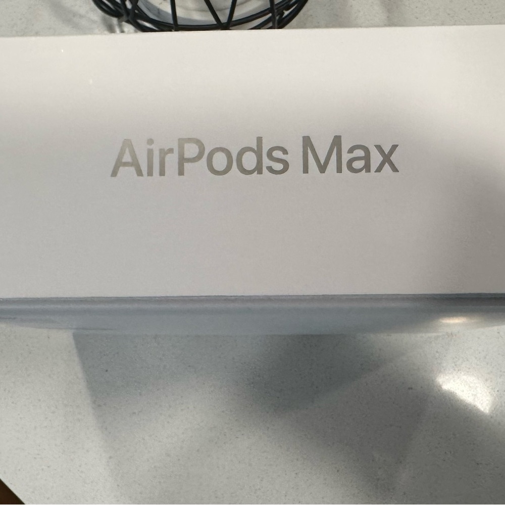 Apple AirPods Max Over-Ear Headphones in Starlight - Picture 5 of 14